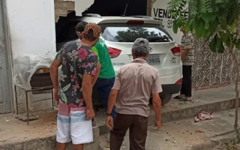 Carro invade casa em Capim Grosso após condutora p
