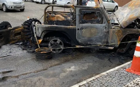 Homem coloca fogo em carro na Pituba; veículo não 