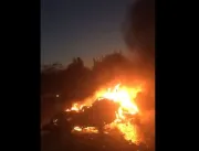 Mulher morre após moto bater em carro e pegar fogo