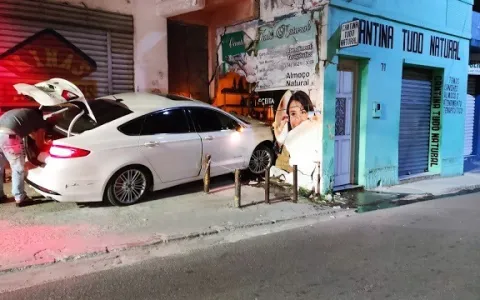 Condutor de Fusion colide em parede na Rua Antônio