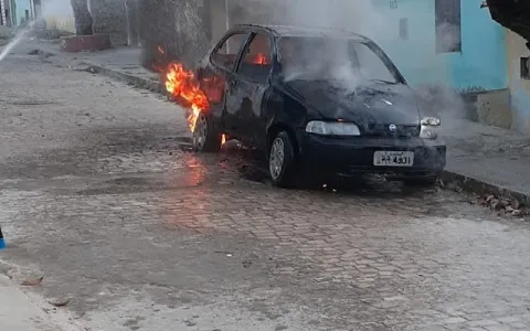 Carro incendiado no Bairro Vila Feliz em Jacobina
