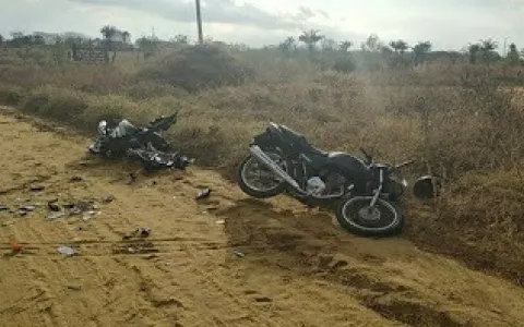 Acidente envolvendo duas motocicletas deixa quatro