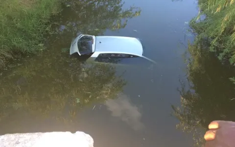 Carro cai em lago com dois homens em Lages do Bata