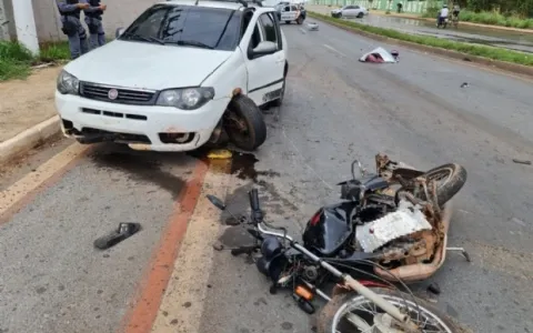 Mulher morre após colidir moto com carro e ser atr