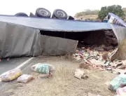 Caminhão tomba perto de Mairi após motorista sofre