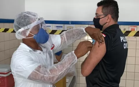 Bahia inicia vacinação das polícias contra o coron