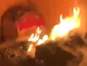 Residência pega fogo após ser atingida por fogos d