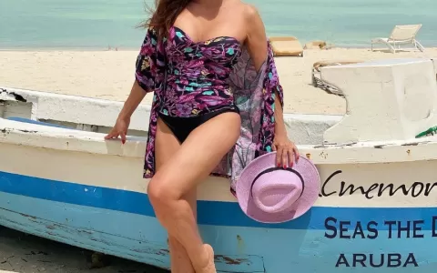 Claudia Métne clica moda praia Verão 2023 em sua F