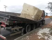 Pedra desliza e destrói carroceria de caminhão com