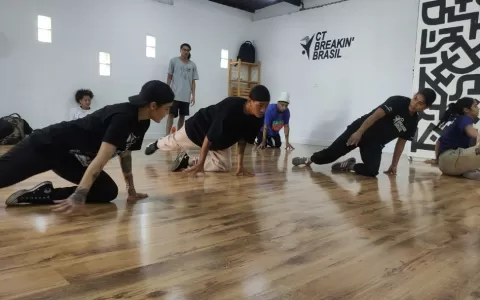 Em Diadema, jovens aprendem break dance com atleta