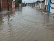 Chuva alaga ruas de Novo Paraíso após meses de sec