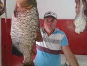 Homem captura peixe de 15 quilos em açude do Sertã