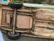 Motorista picado por marimbondo capota ambulância 