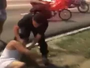 VÍDEO: Homem imobilizado por segurança é agredido 