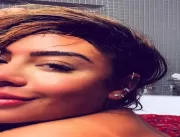 Irmã de Neymar provoca fãs com foto nua em banheir