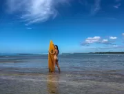 Atriz faz topless durante ensaio em praia paradisí