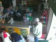 ASSISTA: Armados de fuzis, bandidos rendem cliente