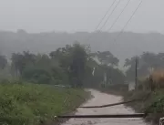 Chuvas provocam queda de postes em rua de Santa Ri