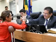 Cida Ramos entrega relatório da Frente Parlamentar