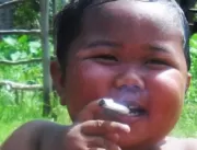 Bebê que fumava 40 cigarros por dia reaparece na T