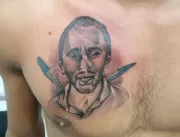 Jovem tatua no peito homenagem ao hit Caneta Azul,