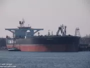 Navio grego Bouboulina é suspeito de vazar óleo no