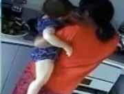 CHOCANTE: Babá põe mão de menina de um ano na água
