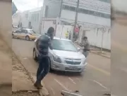 ASSISTA: Motorista ignora policial e foge com carr