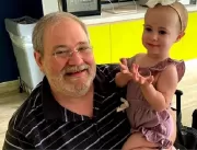 VÍDEO: Após deixar neta cair de navio, avô decide 