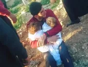Homem segura filhos mortos nos braços após ataque 