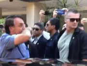 Vídeo: Sem nenhum tipo de proteção, Bolsonaro esfr
