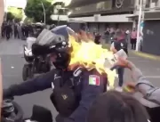 VÍDEO CHOCANTE. Manifestante ateia fogo em policia
