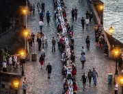 Cidade na Europa celebra o fim da quarentena com j