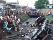 Vídeo: Caminhão de cervejas tomba e pessoas encara
