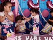 Vídeo: Menina apaga vela de aniversário da irmã e 