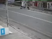 Câmera flagra quando motociclista é arremessado ao