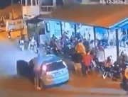 VÍDEO FORTE: Homem desce de carro, abre fogo contr