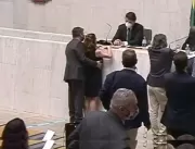 Vídeo mostra deputado passando a mão no seio de de