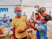 Cícero Lucena toma primeira dose da vacina contra 