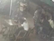Homem leva chutes e cadeirada após dar tapa em mul