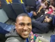 Jovens fazem selfie sorrindo dentro de ônibus dura