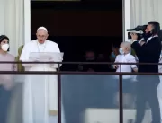 Papa Francisco aparece em público e celebra missa 