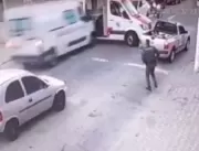 Homem rouba ambulância e bate em viatura da PM dur