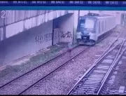 VÍDEO: Homem quase é atropelado por trem do Metrô 