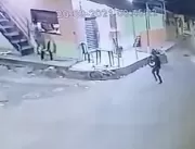 Homem tenta invadir lanchonete para fugir da morte
