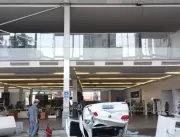 Vídeo mostra momento em que carro cai sobre recepc