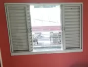 Homem joga a própria esposa de janela do 2º andar 