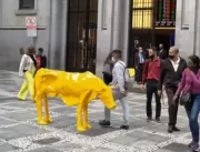 Artista plástica instala vaca magra em frente à Bo