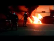 Vídeo mostra dupla tocando fogo em carro de veread