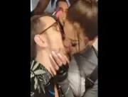 Repórter ganha beijo na boca de Pablo Vittar ao re
